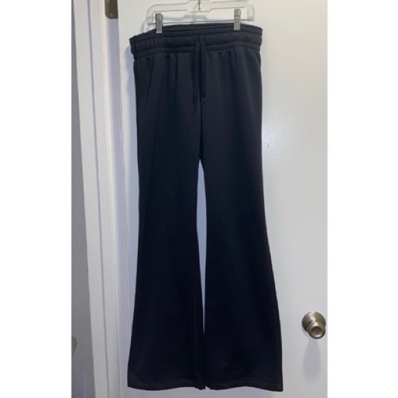 𝐁𝐋𝐀𝐂𝐊 𝐔𝐍𝐃𝐄𝐑 𝐀𝐑𝐌𝐎𝐔𝐑 𝐏𝐀𝐍𝐓𝐒 - Picture 2 of 4